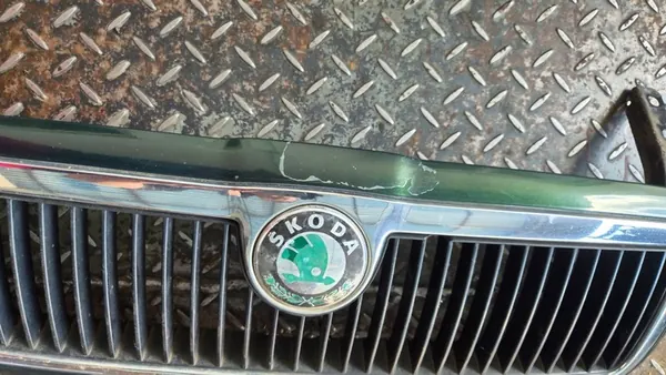 SKODA OCTAVIA GRILL FRONT OE 1U0853651 image 2