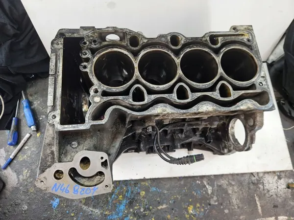Bloco Motor BMW OEM N46B20BY - Estado Usado image 3