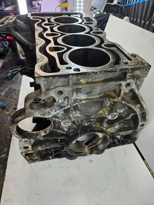 Bloco Motor BMW OEM N46B20BY - Estado Usado image 5