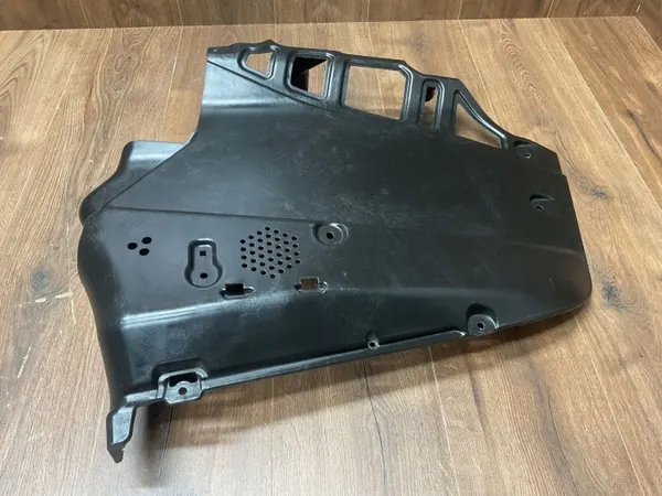 BMW i4 Alusuoja Oikea Taka OEM 51759850638 image 3