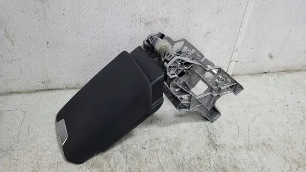 Audi A7 4K8 45 TFSI armstödsbas OEM 4K0864283D image 3