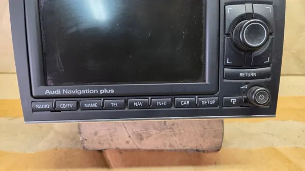 Audi S4 B6 Radio-Navigointipaneeli OEM 8H0035192 image 4