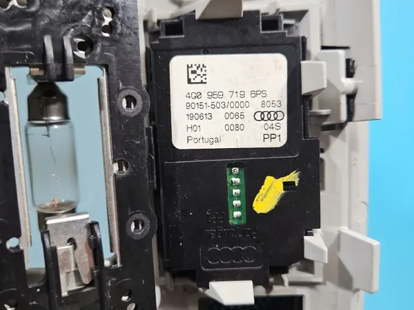 Luz de cabina Audi A6 C7 OEM 4G0947135E - Usado image 10