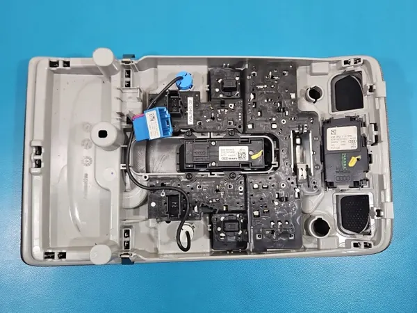 Luz de cabina Audi A6 C7 OEM 4G0947135E - Usado image 4