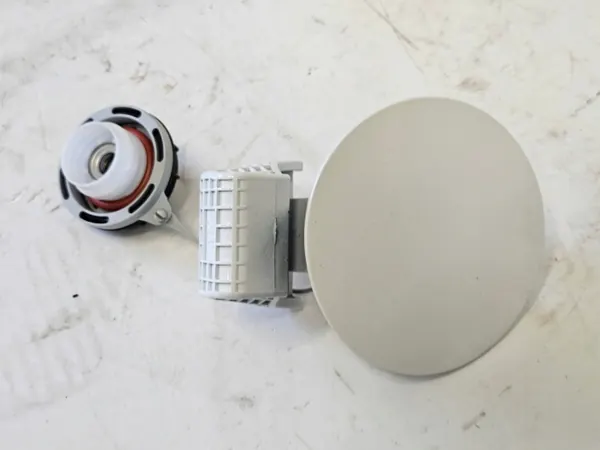 Hyundai Bayon Kraftstoffklappe OEM 69510-Q0400 - Gebraucht image 2