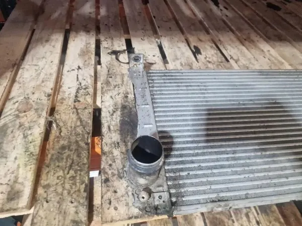 Radiateur d'intercooler d'occasion OEM 0R040 Toyota Avensis image 4