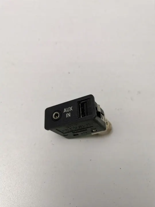 BMW USB-pistorasia OEM 61319129652 7-sarja F01-F04 image 2