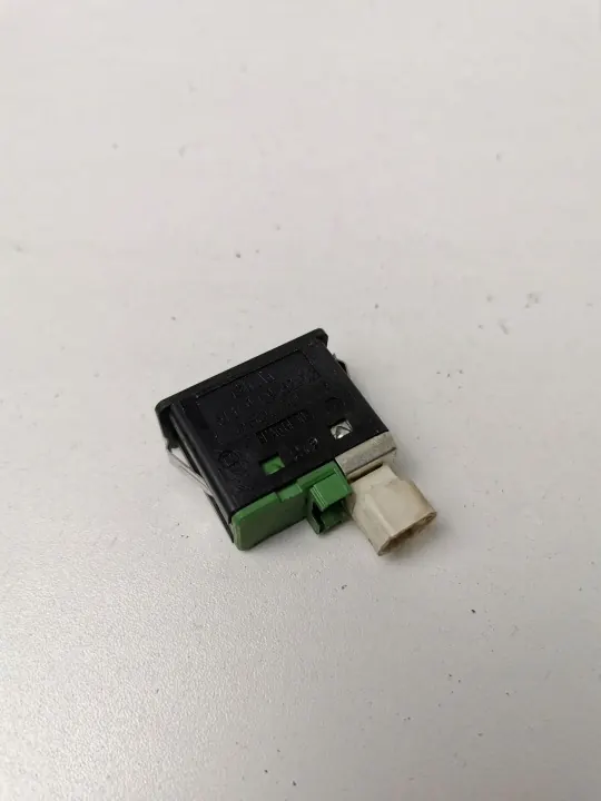 BMW USB-pistorasia OEM 61319129652 7-sarja F01-F04 image 3