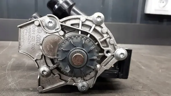 Vattenpump VW Audi Skoda 1.8 TFSI 06H121026DC image 8