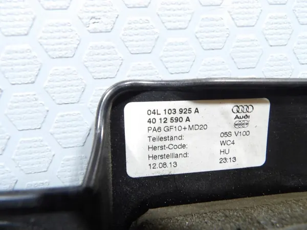 AUDI A3 8V 2.0TDI Tampa do Motor 04L103925A image 3