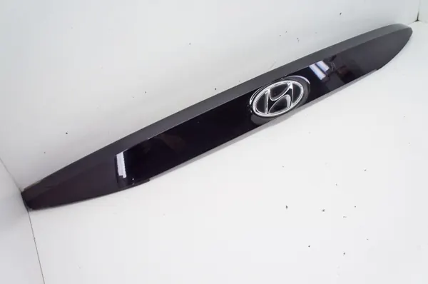 UC084 Moldura Logo Maletero para Hyundai i20 III image 3