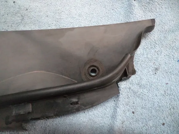 Junta de ventana plástica Mercedes W203 OEM A2038301713 image 3