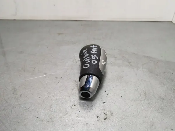 Pommeau de levier Subaru OEM FBZ13200 - État utilisé image 3