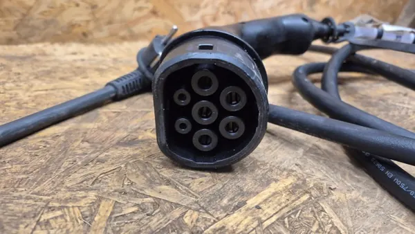 Cable de carga Audi Q8 e-tron OEM 8V4971675AS image 3