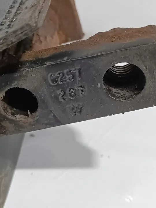 Crochet de remorquage avant GMC Sierra 2014-2018 OEM 6257267 image 4