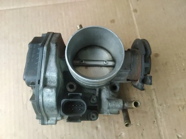 Corpo de aceleração Audi A3 8L VW Golf IV 1.6 MPI image 3