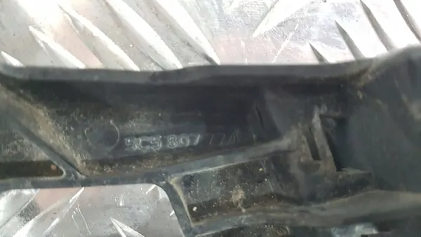 Guia de Para-choque VW Beetle Frontal Direito image 3