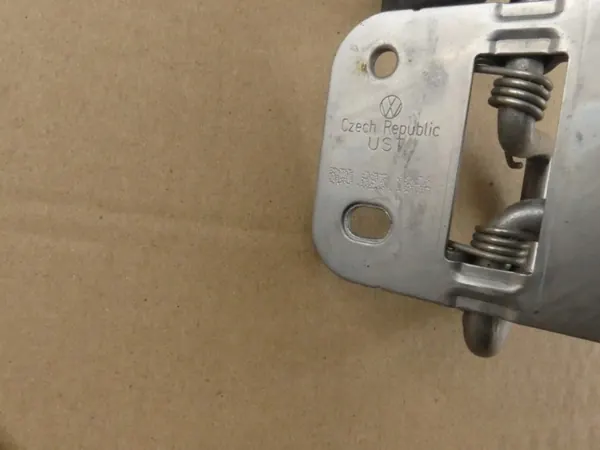 Verrou de capot VW Golf VII OEM 5G0823186B image 3