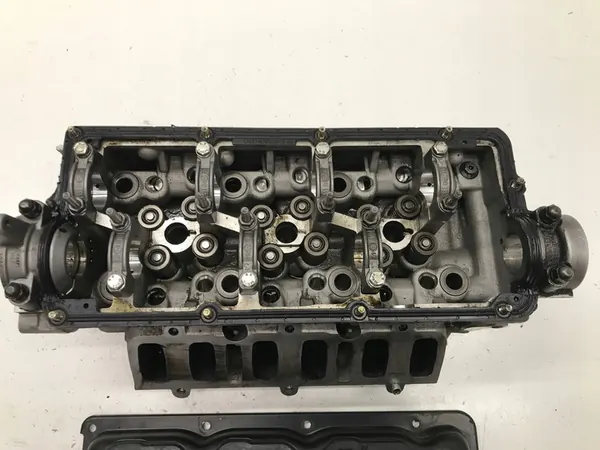 AUDI A4 B7 2.5 TDI Kleppendeksel 059103064J image 2