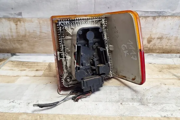 Luz trasera izquierda AUDI 80 1986 image 8