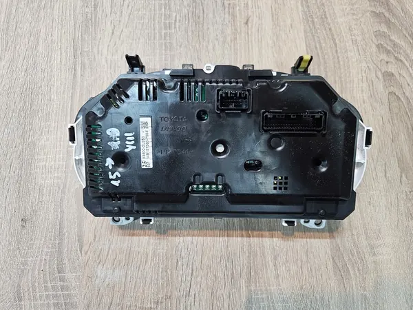 TOYOTA YARIS III 15-17 1.0 METER image 2