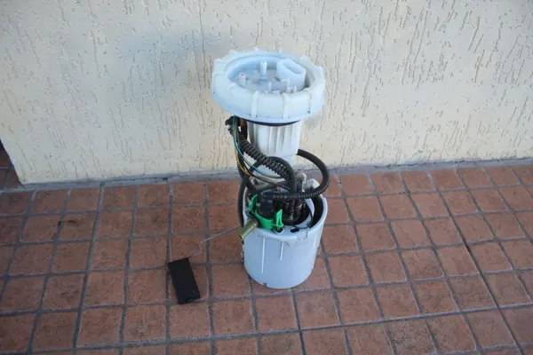 Polttoainepumppu OEM 8E0919051M Audi A4 B6 2.0 FSI:lle image 2
