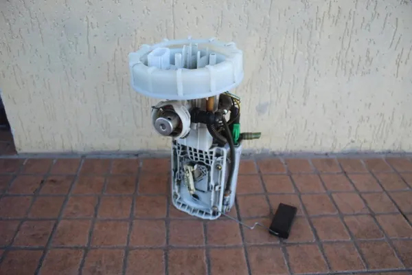 Polttoainepumppu OEM 8E0919051M Audi A4 B6 2.0 FSI:lle image 3