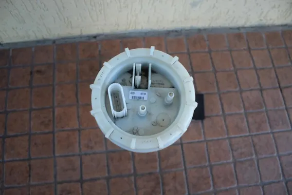 Polttoainepumppu OEM 8E0919051M Audi A4 B6 2.0 FSI:lle image 5