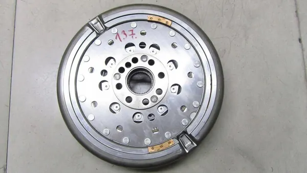 Kaksoismassavälikappale Mercedes-Benz A W176 image 4