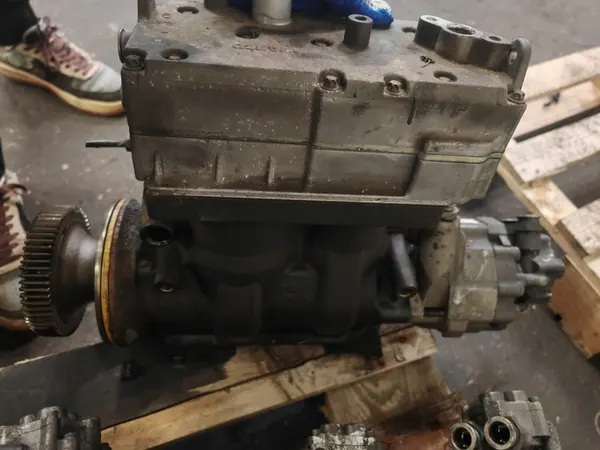 Compresseur d'air + Pompe hydraulique DAF XF image 2