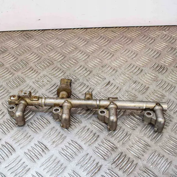 MERCEDES E W207 1.8CGI Brandstofrail + Sensor image 8