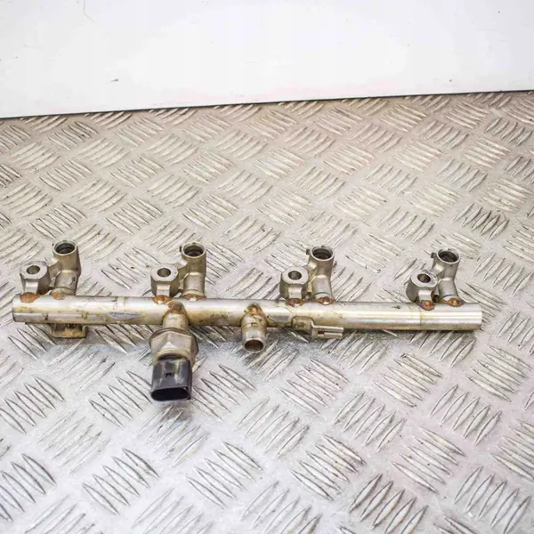 MERCEDES E W207 1.8CGI Brandstofrail + Sensor image 9