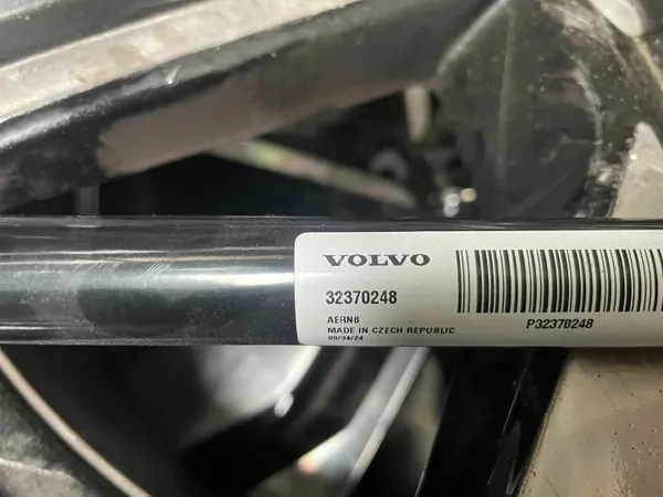 Barra estabilizadora trasera Volvo usado OEM 32370248 image 4