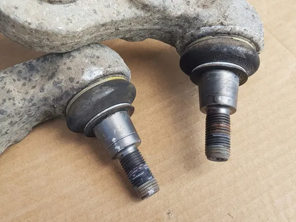 Set di bracci di controllo anteriori inferiori / Audi A6 C6 2004-2011 OEM image 4