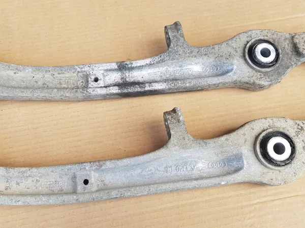 Set di bracci di controllo anteriori inferiori / Audi A6 C6 2004-2011 OEM image 6