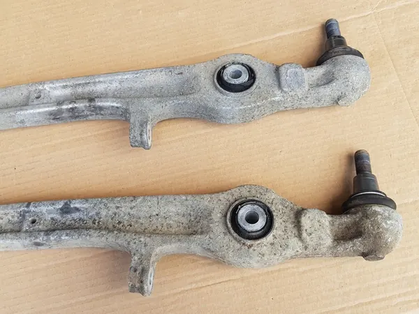 Set di bracci di controllo anteriori inferiori / Audi A6 C6 2004-2011 OEM image 8