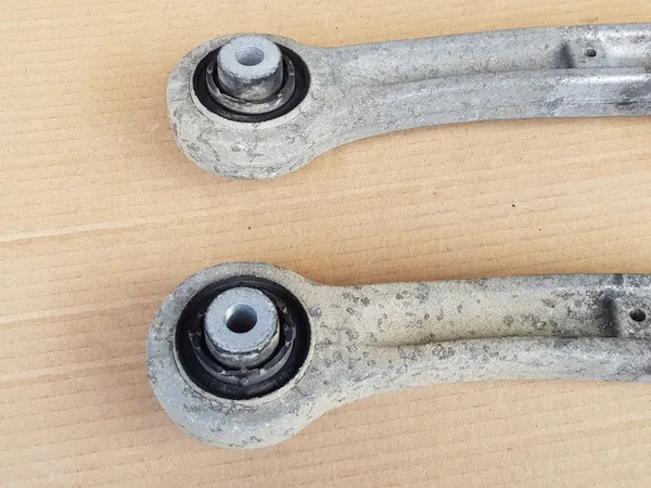 Set di bracci di controllo anteriori inferiori / Audi A6 C6 2004-2011 OEM image 9