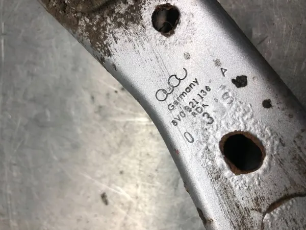 Soporte de guardabarros derecho OEM 8V0821136A para Audi A3 8V image 3