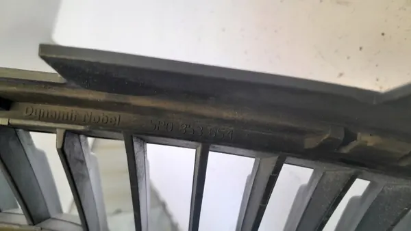 Emblema de grade SEAT TOLEDO III 5P0853654 - Usado image 3