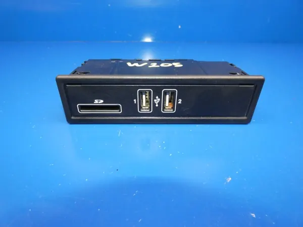 Mercedes USB-uttag OEM A2058200226 - Begagnad image 2