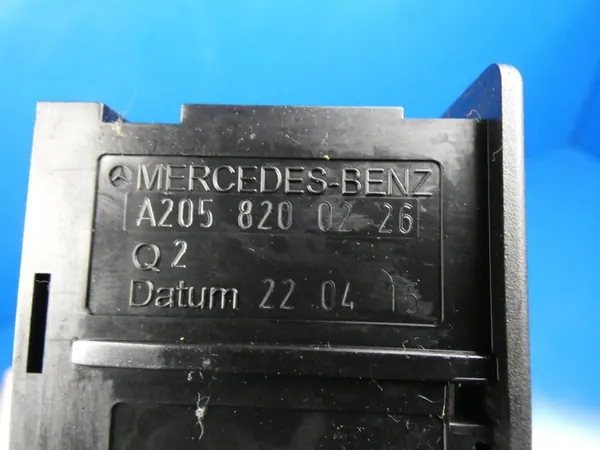 Mercedes USB-uttag OEM A2058200226 - Begagnad image 3