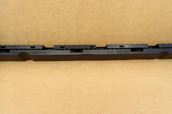 Volvo XC90 II oikea etu kynnyskiinnike OEM 32216524 image 4