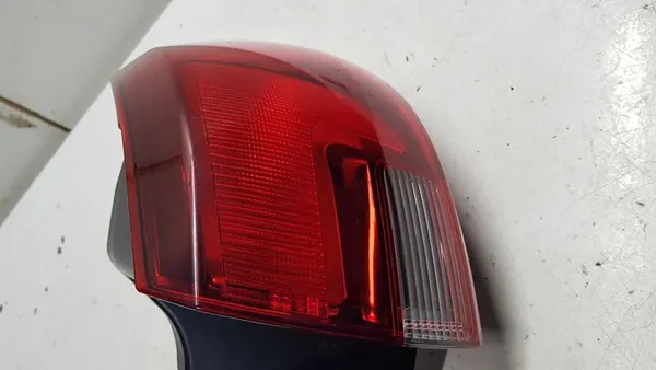 Luz trasera derecha Opel Astra K familiar image 3