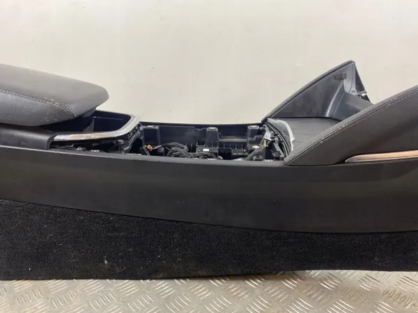 Accoudoir console Alfa Romeo Stelvio OEM 0503720 image 3
