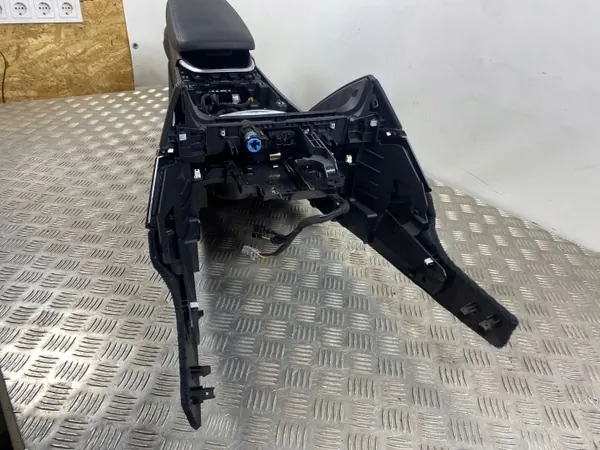Accoudoir console Alfa Romeo Stelvio OEM 0503720 image 5