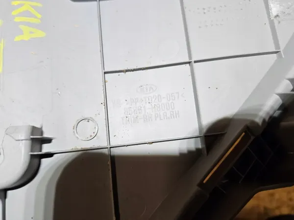OEM 85861-H8000 Kia Rio IV Tampa Pilar Porta-Malas Direita Traseira image 4