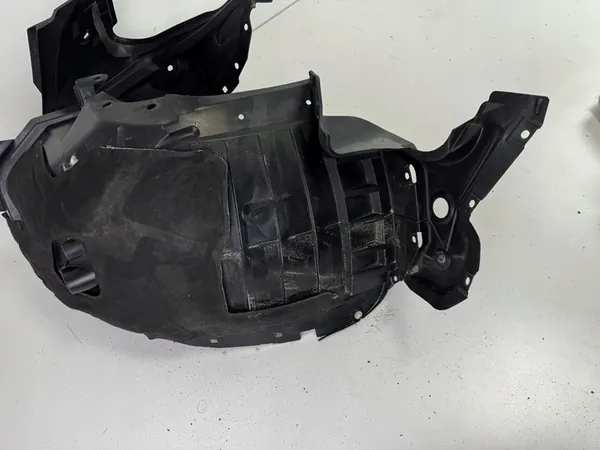 Front Right Wheel Arch Nissan X-Trail T32 63842-4cb0a image 2