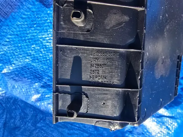 Bandeja consola central Skoda Octavia Mk3 OEM 5E0863589E image 3