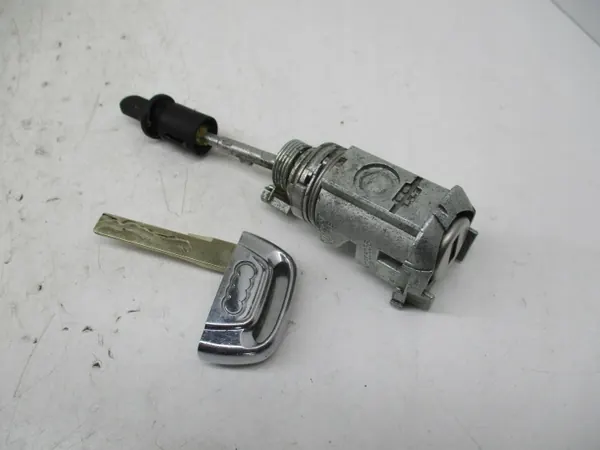 Audi A4 B8 A5 07-14 kuljettajan oven lukkosylinteri 8T1837167 image 2
