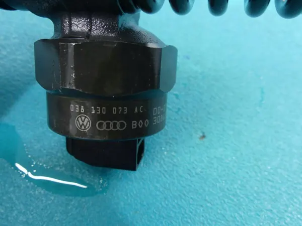 Begagnad bränslepump OEM 0414720029 038130073AC image 3